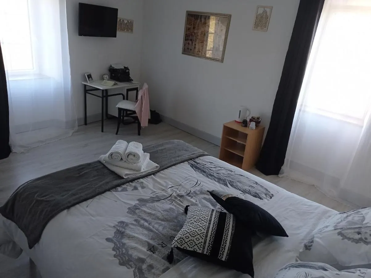 La Douce Parenthese B&B Entre Bois Et Champs 3 Chambres-Accueil Motards Montirat  Bed & Breakfast